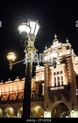 Nuit vieux quartier commercial de Cracovie dans les lumières d'un lampadaire. Banque D'Images