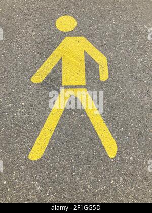 Panneau de passage pour piétons peint en jaune ou panneau de chemin sur l'asphalte En Suisse Banque D'Images