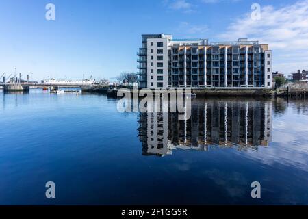 Portview Appartements à Thorncastle Street, Ringsend, Dublin, Irlande où la rivière Dsurder rencontre la rivière Liffey. Dublin Docks est au loin. Banque D'Images