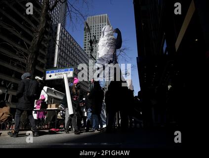 New York, États-Unis. 08 mars 2021. Une statue en carton d'une femme portant un masque qui dit « Fight Don't Starve » est exposée lors d'une marche des femmes pour organiser la journée nationale d'action des travailleuses demandant un salaire minimum de 15 $ pour coïncider avec la Journée internationale de la femme à l'extérieur du bureau de Manhattan à New York Gov. Andrew Cuomo à New York le lundi 8 mars 2021. Les orateurs ont également demandé le gouvernement de New York. La démission d'Andrew Cuomo après une cinquième femme l'a maintenant accusé de comportement offensant. Photo de John Angelillo/UPI crédit: UPI/Alay Live News Banque D'Images