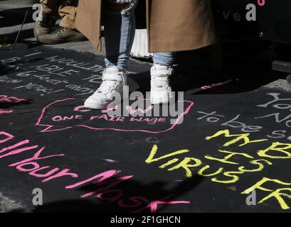 New York, États-Unis. 08 mars 2021. Un manifestant s'exprime en se tenant debout sur une toile noire de messages et de slogans lors d'une marche des femmes pour organiser la journée nationale d'action des femmes demandant un salaire minimum de 15 $ pour coïncider avec la Journée internationale de la femme à l'extérieur du bureau de New York Gov de Manhattan. Andrew Cuomo à New York le lundi 8 mars 2021. Les orateurs ont également demandé le gouvernement de New York. La démission d'Andrew Cuomo après une cinquième femme l'a maintenant accusé de comportement offensant. Photo de John Angelillo/UPI crédit: UPI/Alay Live News Banque D'Images