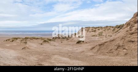 Un panorama à plusieurs images des dunes de sable donnant la place à la plage préservée de Formby près de Liverpool. Banque D'Images