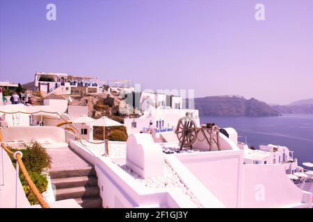 Santorini, Grèce - 11 septembre 2017 : roue de rotation traditionnelle conservée sur un toit comme décoration à Oia, Thira, Cyclades, Iles grecques, UE, UE Banque D'Images