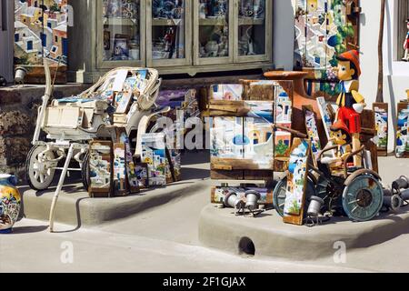 Santorini, Grèce - 11 septembre 2017 : bouquet d'articles de décoration colorés et souvenir mis en vente devant un magasin dans le marché commercial de f Banque D'Images