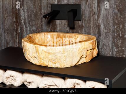 Lavabo en pierre de marbre. Salle de bains moderne avec lavabo en marbre fait maison. Lavabo en marbre. Atelier d'ingénierie sanitaire. Banque D'Images