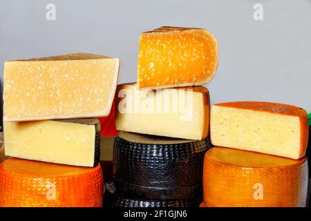 Diverses variétés de têtes de fromage dur faites maison sur le comptoir du marché, l'espace de copie. Banque D'Images
