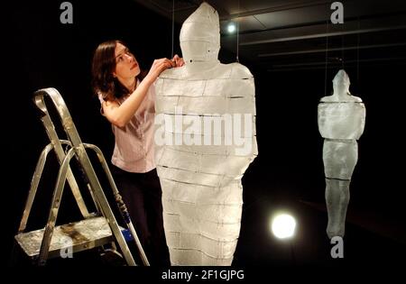 L'organisateur d'exposition Julia Davies vérifie l'installation de verre fini intitulée « Brick Man » par l'artiste Max Jacquard. L'œuvre fait partie de l'exposition « Solid Air », qui s'ouvre à la Galerie du Conseil de l'artisanat le jeudi 11 avril 5 avril 2002 photo Andy Paradise Banque D'Images