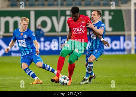 Andreas Hanche Olsen de Gent, Makhtar Gueye d'Ostende et Sven Kums de Gent se battent pour le ballon lors d'un match de football entre KAA Gent et KV Oostende, Banque D'Images