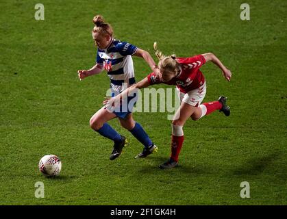 Rachel Rowe (à gauche) de Reading et Jemma Elizabeth Purfield de Bristol City se battent pour le ballon lors du match de la Super League féminine de FA au stade Ashton Gate, à Bristol. Date de la photo: Lundi 8 mars 2021. Banque D'Images