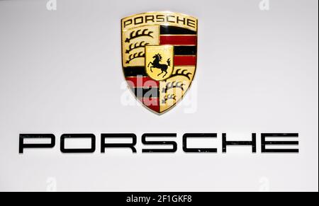 Logo Porsche sur le mur du salon de l'automobile de Paris. France - 3 octobre 2018 Banque D'Images