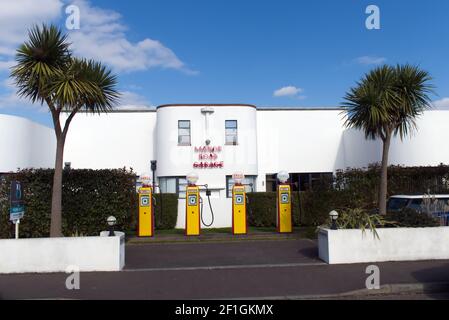 Garage art déco dans le village de East Preston Angleterre, restauré comme appartements maintenant avec des pompes à essence Shell originales de 1940 à 1950. Banque D'Images