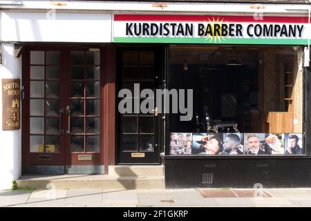 Kurdistan Barber Company salon de coiffure dans la ville historique de Chichester. Banque D'Images