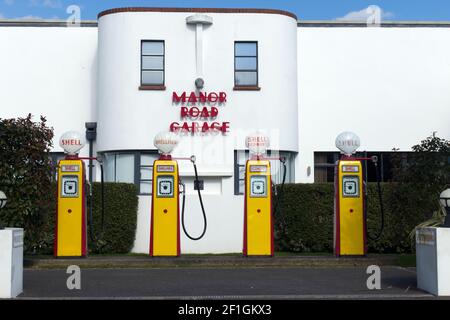 Art déco Old Manor Road garage dans le village de East Preston Angleterre, restauré comme appartements maintenant avec des pompes à essence Shell d'origine de 1940 à 1950. Banque D'Images