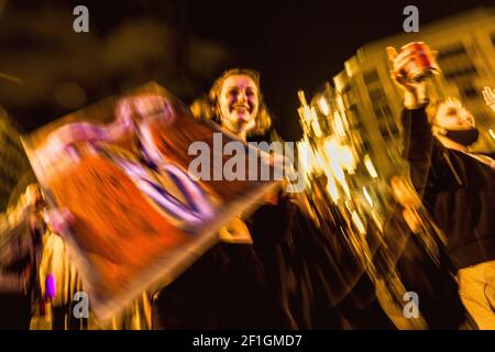 Barcelone, Espagne. 8 mars 2021. Les féministes dansent alors qu'elles marquent la journée internationale de la femme de cette année avec une protestation statique due à la pandémie COVID-19, en maintenant la distance sociale et en portant des masques protecteurs Credit: Matthias Oesterle/Alay Live News Banque D'Images