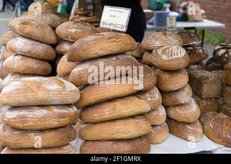 Une pile de pain de levain en vente sur le marché de rue À Londres blackheath Banque D'Images