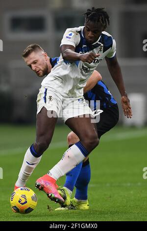 Milan, Italie. 08 mars 2021. Duvan Zapata d'Atalanta BC et Milan Skriniar du FC Internazionale se disputent le ballon lors de la série UN match de football entre le FC Internazionale et Atalanta BC au stade San Siro de Milan (Italie), le 14 février 2021. Photo image Sport/Insidefoto crédit: Insidefoto srl/Alamy Live News Banque D'Images