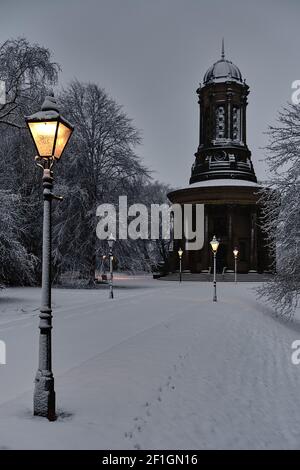 La neige de nuit couvre le chemin de l'église de réforme unie classée de niveau 1 dans le village modèle de Saltaire, à Saltaire, dans le West Yorkshire. ROYAUME-UNI Banque D'Images