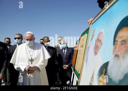 Bagdad, Irak. 08 mars 2021. Le pape François se tient devant un énorme panneau portant des portraits du pape François et du Grand Ayatollah Ali Sistani (R) dans le centre de Bagdad, en Irak, le vendredi 5 mars 2021. Photo du bureau de presse du Premier ministre irakien/UPI crédit: UPI/Alay Live News Banque D'Images