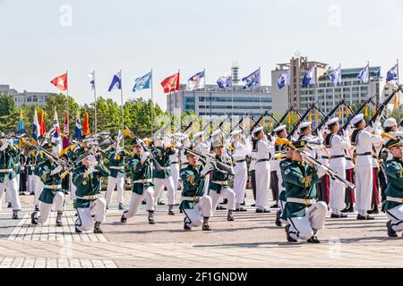 Séoul, Corée du Sud. 27 mai 2017. Des membres de la Garde d'honneur militaire sud-coréenne, vêtus d'uniformes militaires traditionnels, se rendent Banque D'Images