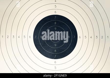 Cible de papier vierge avec numéros de plage de prise de vue.Une cible ronde et nette avec un œil de bœuf marqué pour la pratique du tir sur la plage. Banque D'Images