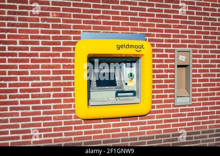 Distributeur automatique de billets moderne dans un village hollandais Banque D'Images