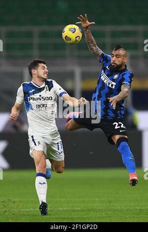 Milan, Italie. 08 mars 2021. Remo Freuler d'Atalanta BC et Arturo Vidal du FC Internazionale se disputent le ballon lors du match de football Serie A entre le FC Internazionale et Atalanta BC au stade San Siro de Milan (Italie), le 14 février 2021. Photo image Sport/Insidefoto crédit: Insidefoto srl/Alamy Live News Banque D'Images