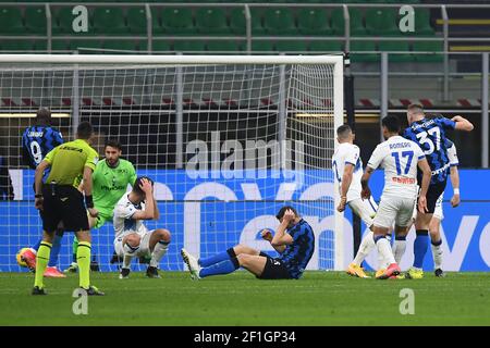 Milan, Italie. 08 mars 2021. Milan Skriniar du FC Internazionale marque le but de 1-0 lors du match de football Serie A entre le FC Internazionale et Atalanta BC au stade San Siro de Milan (Italie), le 14 février 2021. Photo image Sport/Insidefoto crédit: Insidefoto srl/Alamy Live News Banque D'Images