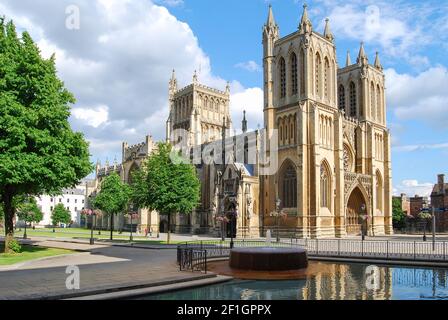 Avant de l'ouest, la cathédrale de Bristol, College Green, Bristol, Angleterre, Royaume-Uni Banque D'Images