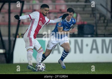 AMSTERDAM, PAYS-BAS - MARS 8: NACI Unuvar d'Ajax U23, Jorn van Hedel du FC Den Bosch pendant le match de Keuken Kampioen Divie entre Ajax Banque D'Images