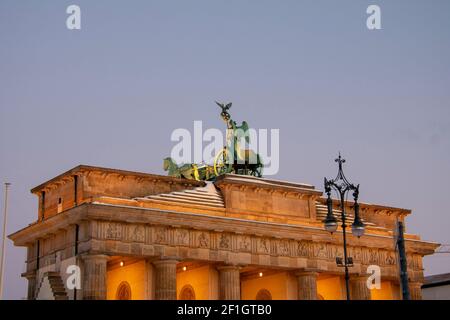 Paysage enneigé de la porte de Brandebourg à Mitte Berlin Banque D'Images