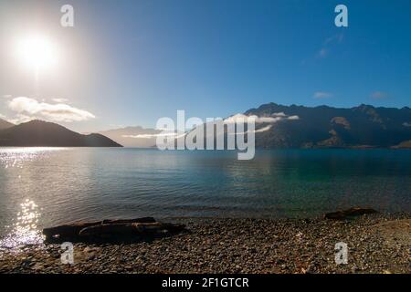 Journée ensoleillée à la plage de Wilson Bay près de Queenstown, Île du Sud Nouvelle-Zélande Banque D'Images