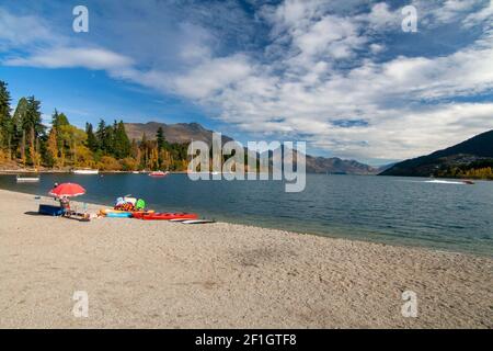 Queenstown Bay Beach avec vue sur Cecil et Walter Peaks, lac Wakatipu, Nouvelle-Zélande Banque D'Images