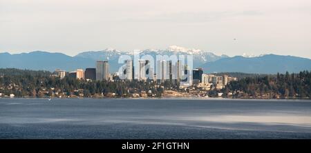 Vue sur le lac Washington jusqu'au centre-ville de Bellevue Banque D'Images