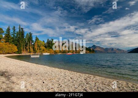 Queenstown Bay Beach avec vue sur Cecil et Walter Peaks, lac Wakatipu, Nouvelle-Zélande Banque D'Images