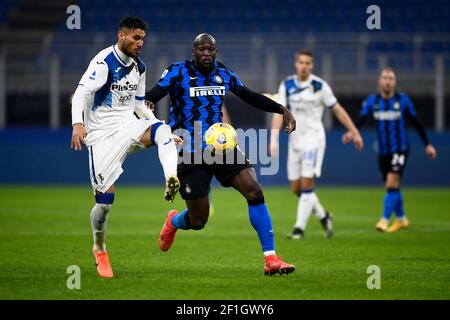 Milan, Italie. 08 mars 2021. MILAN, ITALIE - 08 mars 2021: Romelu Lukaku du FC Internazionale est défié par Cristian Romero d'Atalanta BC pendant le Serie UN match de football entre le FC Internazionale et Atalanta BC. (Photo de Nicolò Campo/Sipa USA) crédit: SIPA USA/Alay Live News Banque D'Images