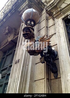 Lampe de rue en fer forgé en forme de dragon sur un palais de Rome Banque D'Images