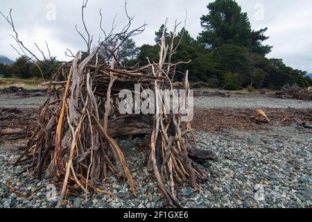Abri en bois de Driftwood sur la plage du lac Wanaka, point de vue au camping et pique-nique de Boundary Creek, Makarora Nouvelle-Zélande Banque D'Images