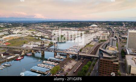 Vue aérienne Thea Foss Waterway Tacoma Washington Mt Rainier visible Banque D'Images