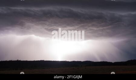 Les pluies de mousson tombent des nuages de tempête générant la foudre Banque D'Images