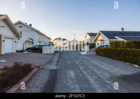 Belle vue sur une route de village et maisons de campagne privées. Suède. Banque D'Images