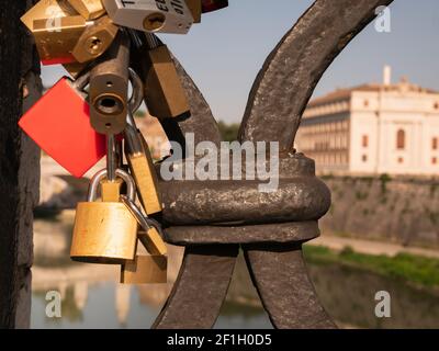 Serrures accrochées sur le pont près de Castel Sant Angelo in Rome Banque D'Images