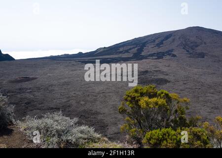 Vue à l'intérieur du cratère vulcano Piton de la fournaise, la Réunion, Océan Indien - voyage sur l'île de la Réunion Banque D'Images