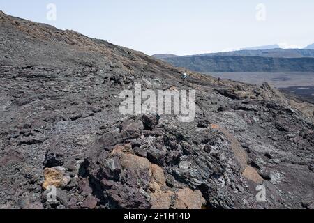 Vue à l'intérieur du cratère vulcano Piton de la fournaise, la Réunion, Océan Indien - voyage sur l'île de la Réunion Banque D'Images