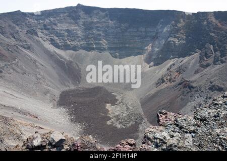 Vue à l'intérieur du cratère vulcano Piton de la fournaise, la Réunion, Océan Indien - voyage sur l'île de la Réunion Banque D'Images