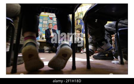 Charles Kennedy sur la piste électorale visite Weston Park École primaire dans le nord de Londres et répond aux questions de Children.pic David Sandison 27/4/2005 Banque D'Images