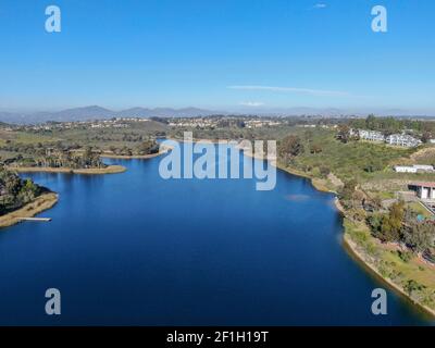 Vue aérienne du réservoir de Miramar dans la communauté de Scripps Miramar Ranch, San Diego, Californie. Lac Miramar, activités populaires site de loisirs y compris Banque D'Images