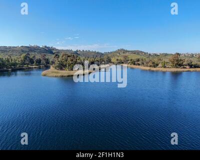 Vue aérienne du réservoir de Miramar dans la communauté de Scripps Miramar Ranch, San Diego, Californie. Lac Miramar, activités populaires site de loisirs y compris Banque D'Images