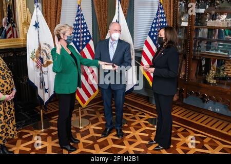 Le vice-président Kamala Harris a choisi Jennifer Granholm comme secrétaire à l’énergie le jeudi 25 février 2021, dans le bureau de cérémonie du vice-président de l’immeuble Eisenhower de la Maison Blanche. (Photo officielle de la Maison Blanche par Lawrence Jackson) Banque D'Images