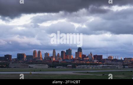 Une tempête surbrasse le centre-ville de Kansas City et la ville aéroport Banque D'Images