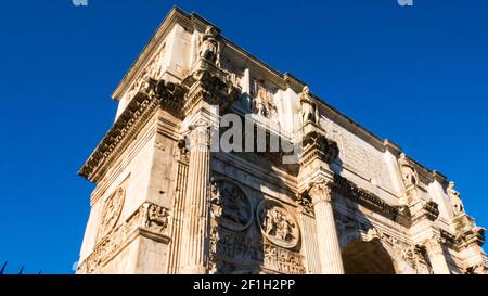 L'Arc de Constantin, arc triomphal de Rome, situé entre le Colisée et le Mont Palatin Banque D'Images
